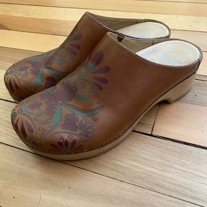 Dansko Brenda Tooled Leather Clogs Size 37